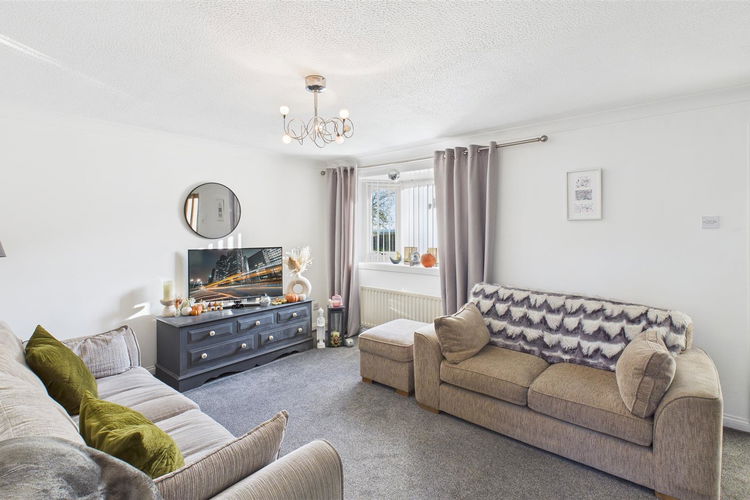 Lounge - Picture 2 of 13