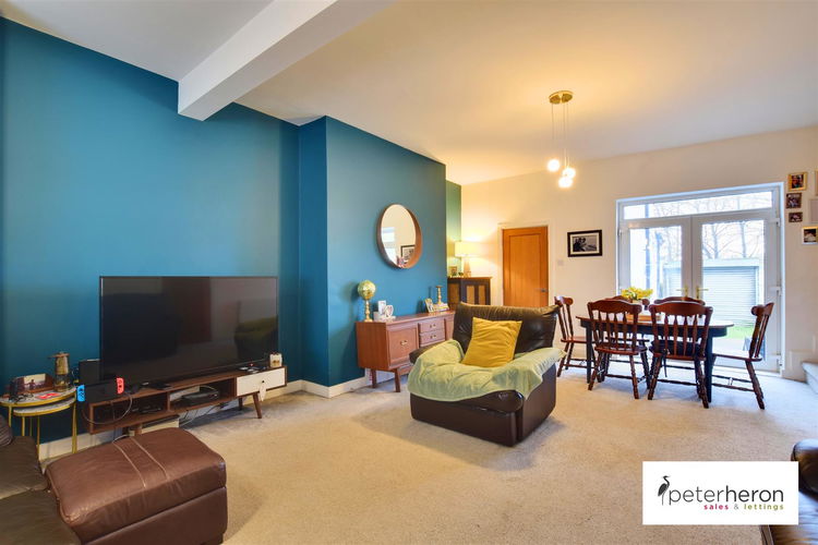 Lounge - Picture 2 of 20