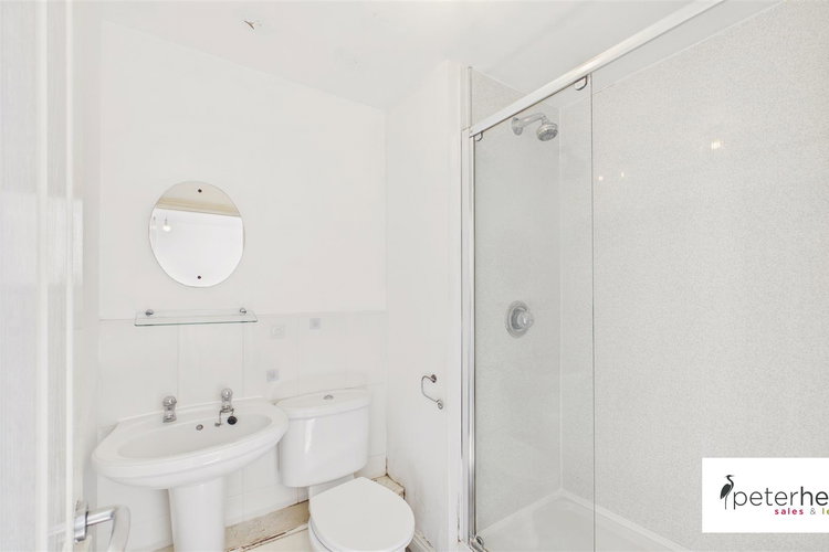 En suite Showerroom - Picture 10 of 17