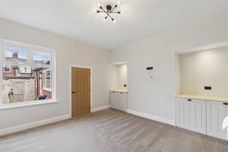 Lounge - Picture 2 of 21