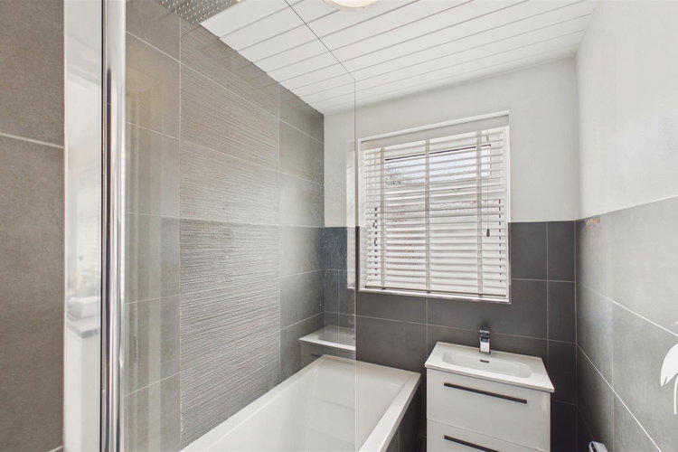 Bathroom - Picture 9 of 18