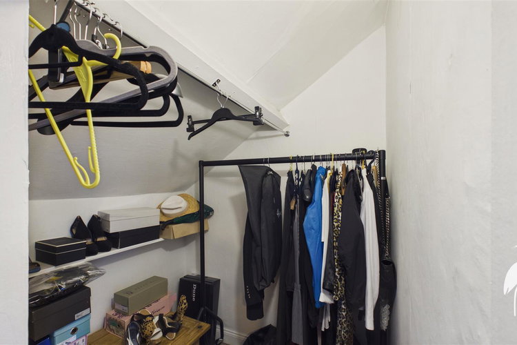 Dressing Area - Picture 17 of 18
