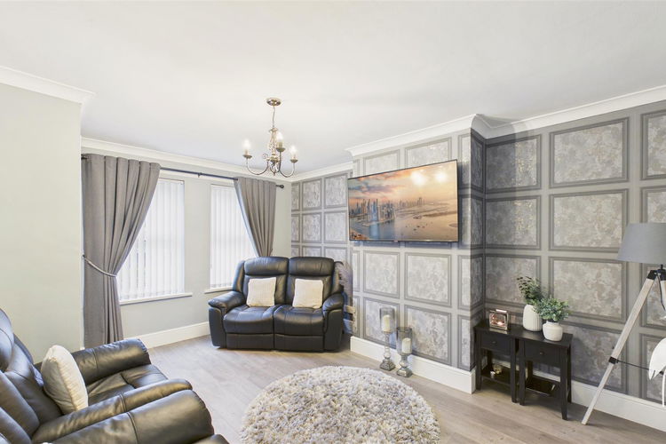 Lounge - Picture 2 of 17