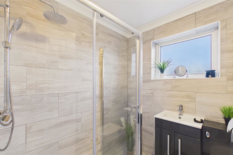 Shower Room - Picture 14 of 17