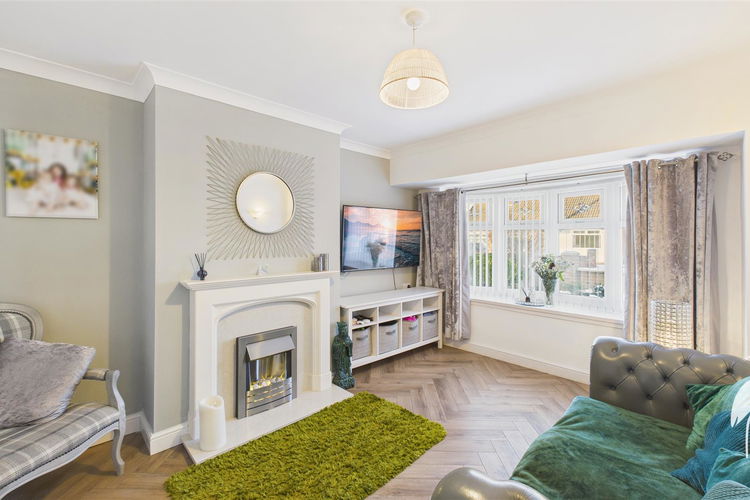 Lounge - Picture 2 of 29