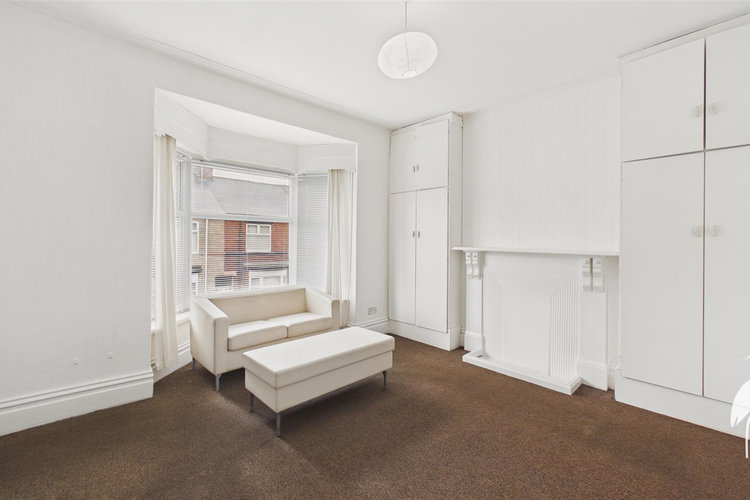 Lounge - Picture 2 of 9