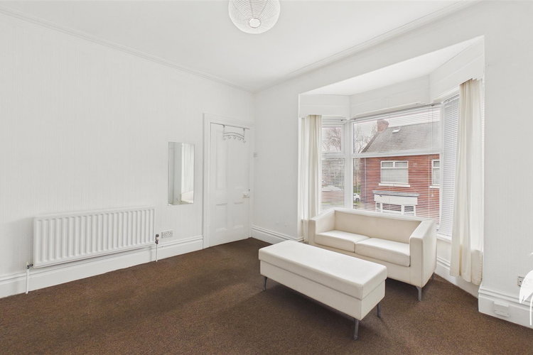 Lounge - Picture 3 of 9