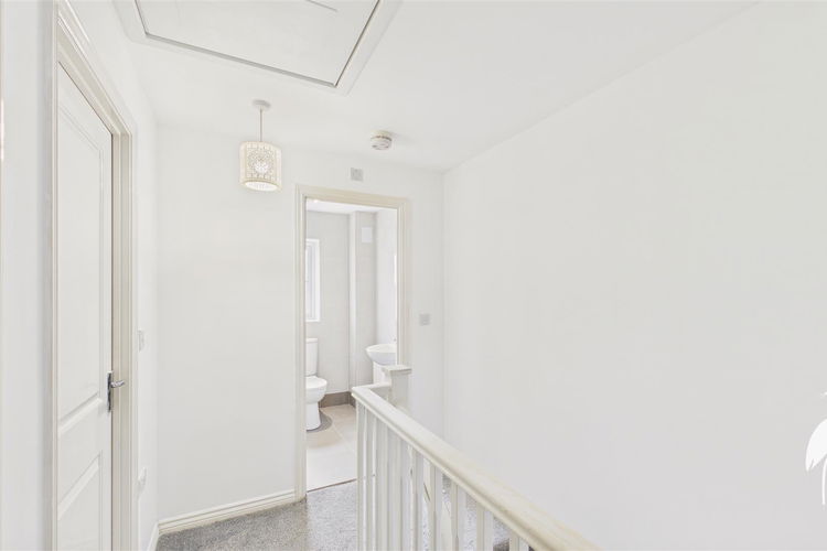 First Floor Landing - Picture 9 of 16