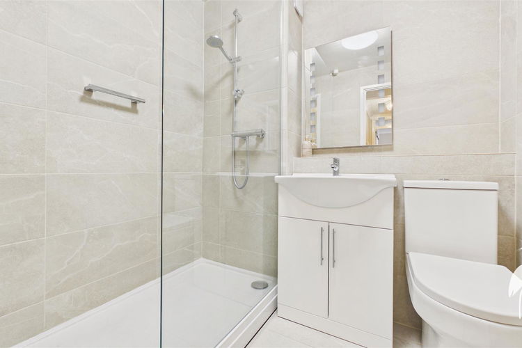 Shower Room - Picture 13 of 17