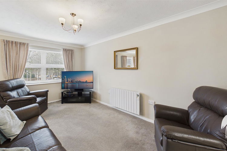 Lounge/Diner - Picture 3 of 17