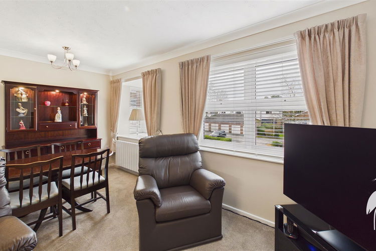 Lounge/Diner - Picture 5 of 17