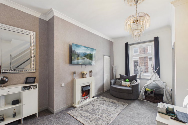 Lounge - Picture 2 of 13