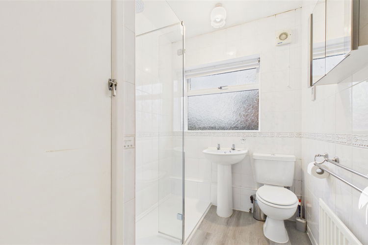 Shower Room - Picture 10 of 15