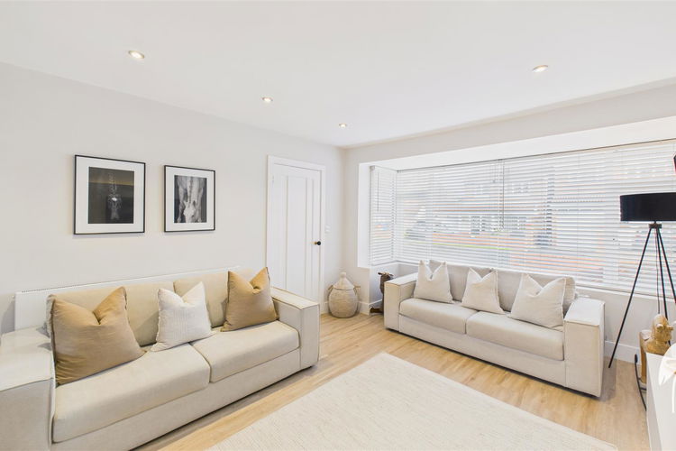 Lounge - Picture 3 of 34