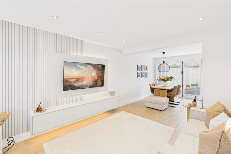 Lounge - Picture 4 of 34