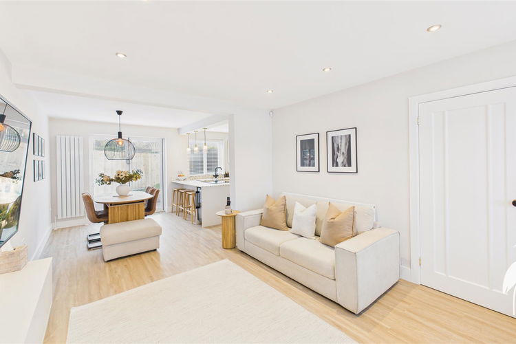 Lounge - Picture 5 of 34