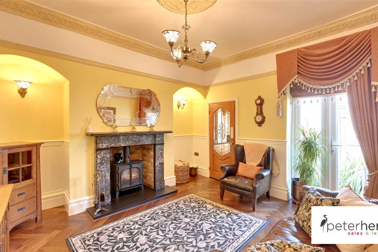 Lounge - Picture 2 of 17