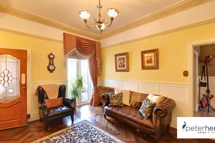 Lounge - Picture 3 of 17