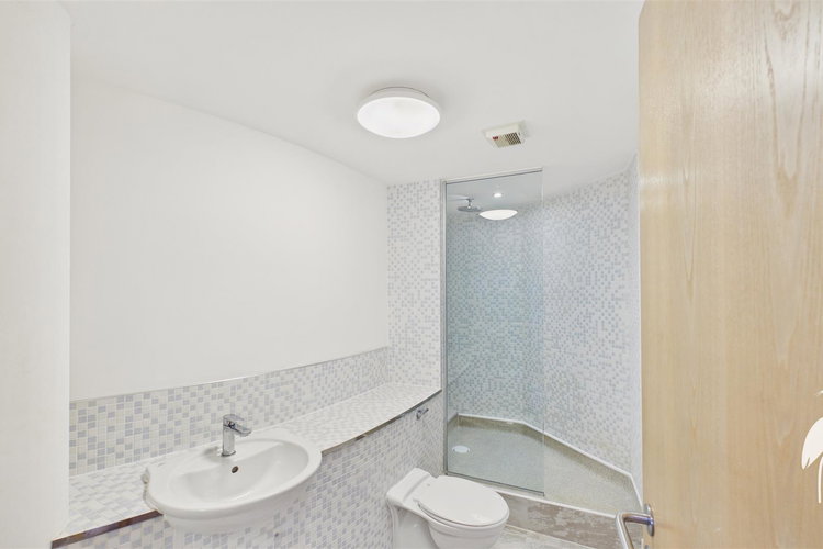 En-Suite - Picture 10 of 27