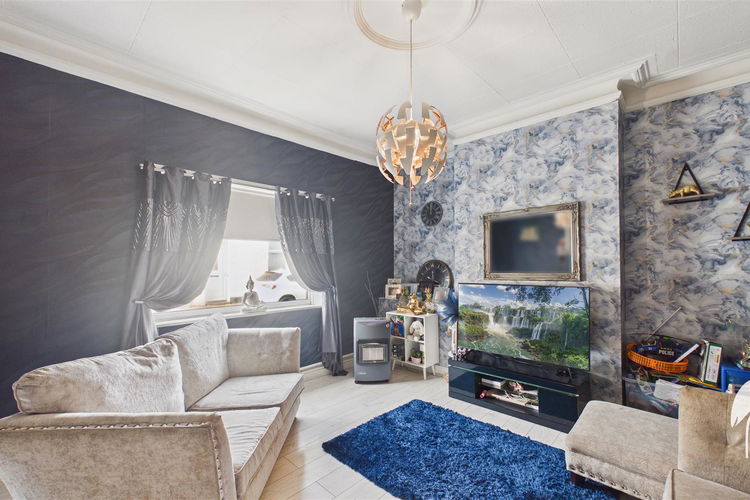 Lounge - Picture 2 of 18