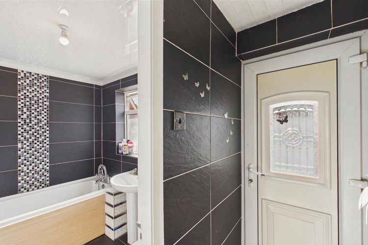 Bathroom - Picture 9 of 18