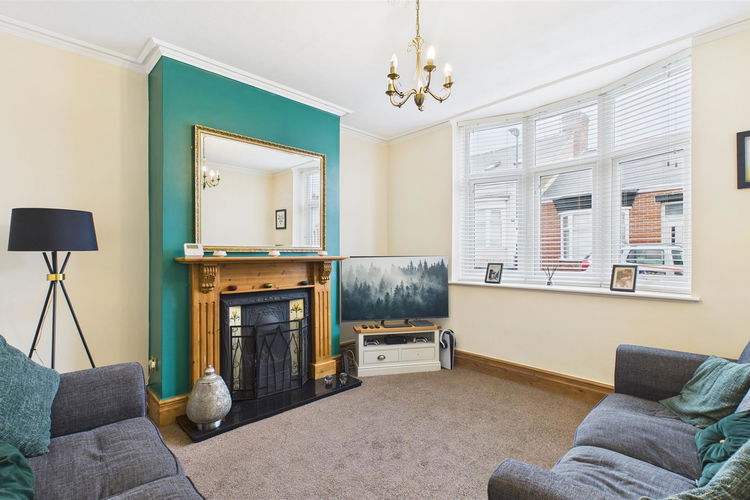 Lounge - Picture 2 of 13