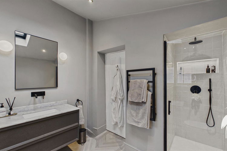 Bathroom - Picture 24 of 41