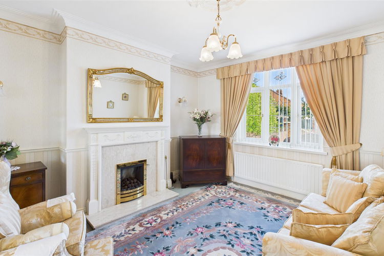 Lounge - Picture 2 of 24