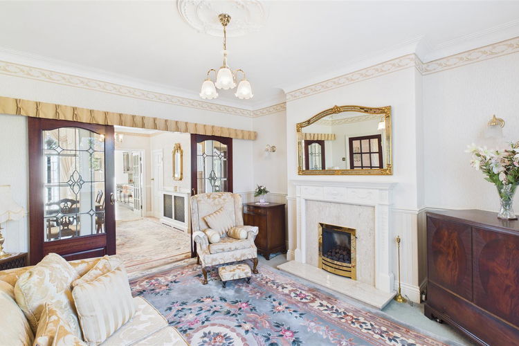 Lounge - Picture 3 of 24