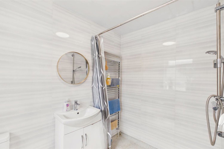 Wet Room - Picture 12 of 23