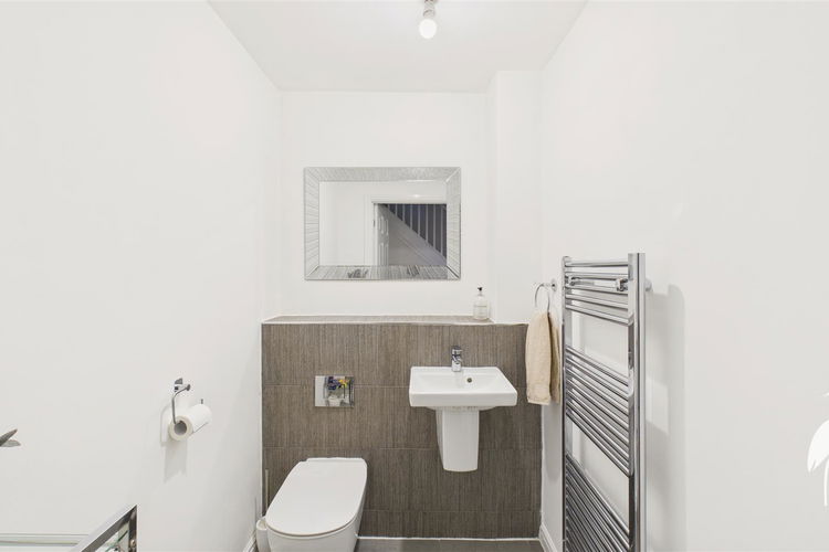 Downstairs WC - Picture 10 of 27