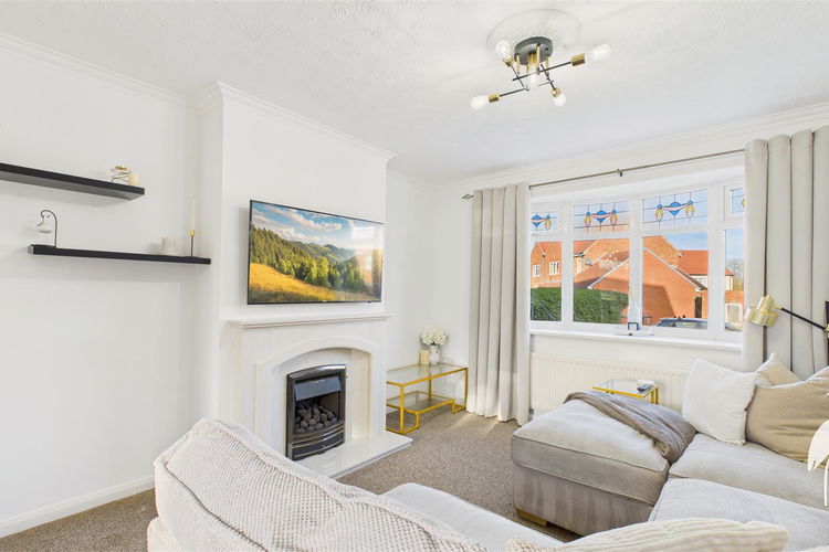 Lounge - Picture 2 of 19