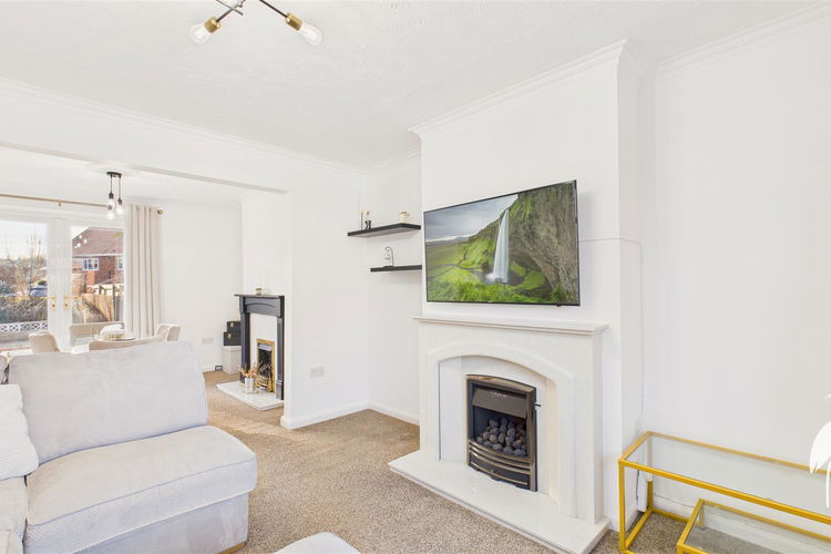 Lounge - Picture 4 of 19