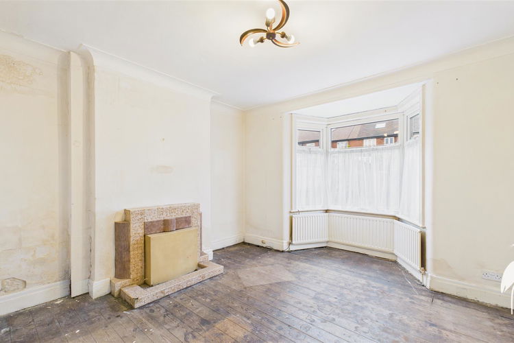 Lounge - Picture 3 of 15