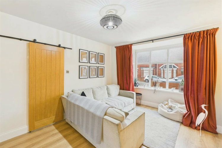 Lounge - Picture 3 of 24