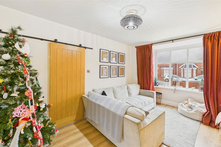 Lounge - Picture 3 of 25