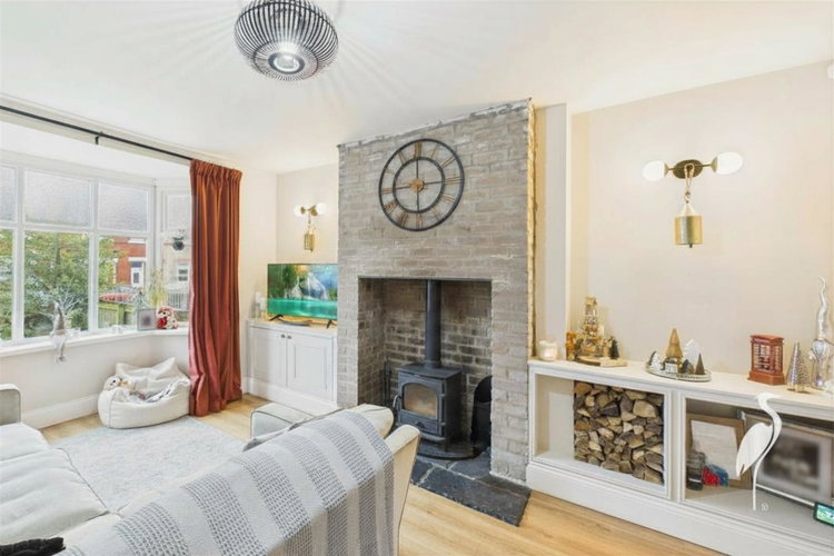 Lounge - Picture 2 of 24