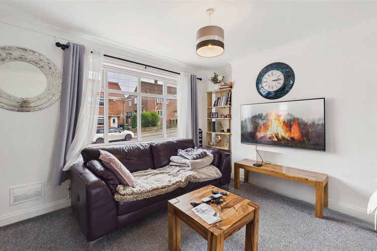 Lounge - Picture 2 of 17