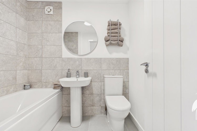 Family Bathroom - Picture 26 of 41