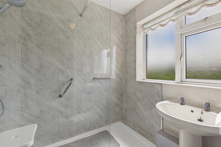 Shower Room - Picture 12 of 16