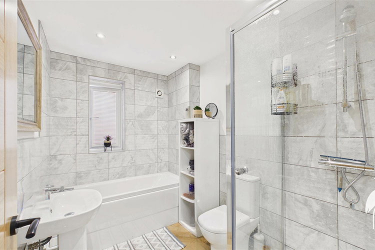 Family Bathroom - Picture 29 of 42