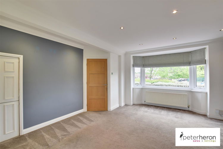 Lounge - Picture 2 of 11