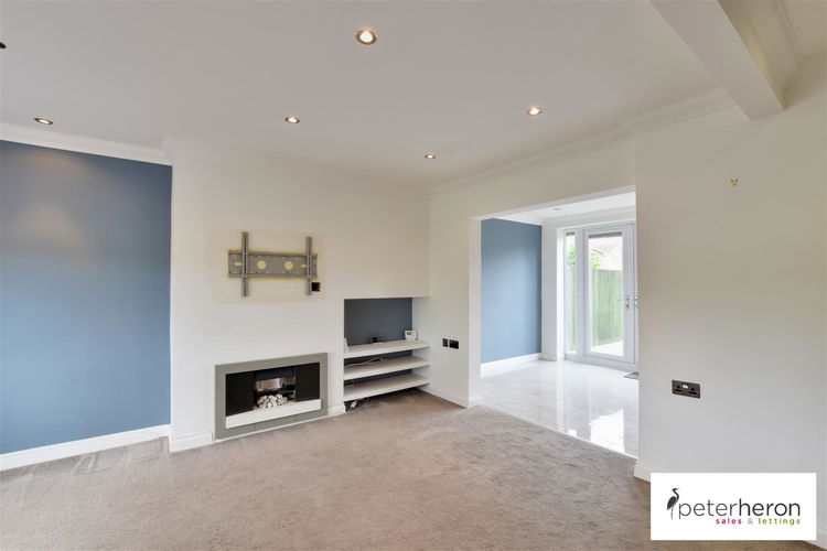 Lounge - Picture 3 of 11