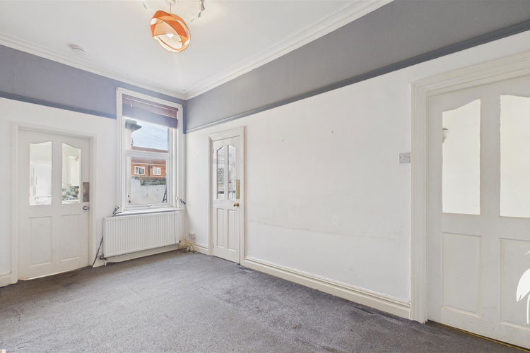 Lounge - Picture 3 of 14