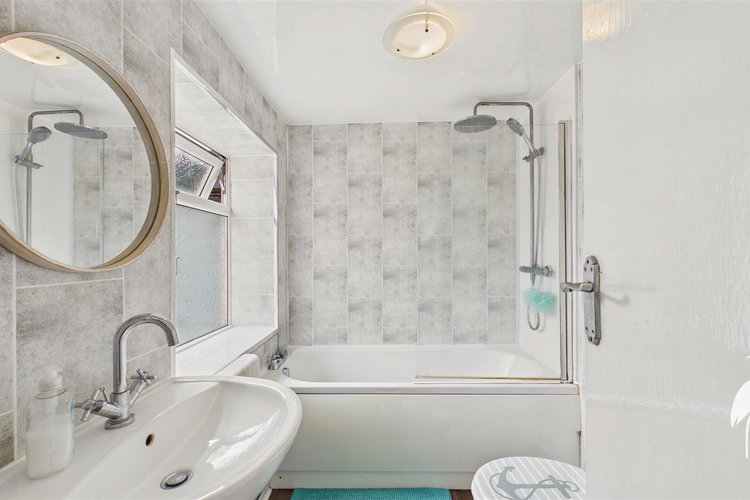 Bathroom - Picture 10 of 20