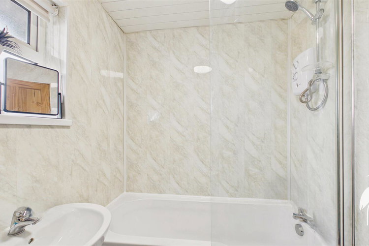 Bathroom - Picture 16 of 16
