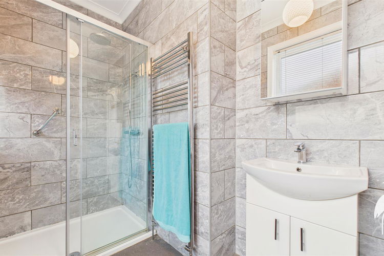 Shower Room - Picture 14 of 25