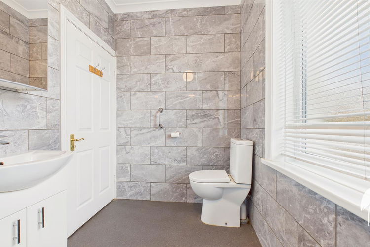 Shower Room - Picture 15 of 25