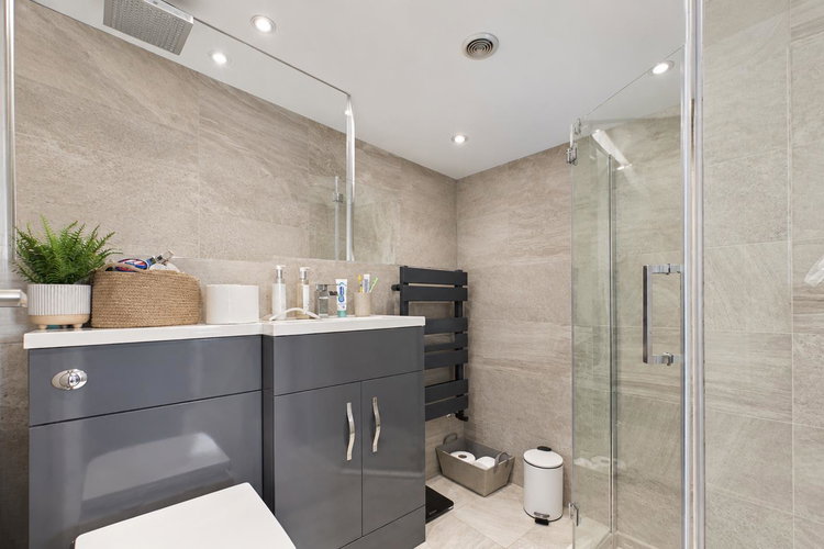 En-Suite Shower Room - Picture 22 of 43