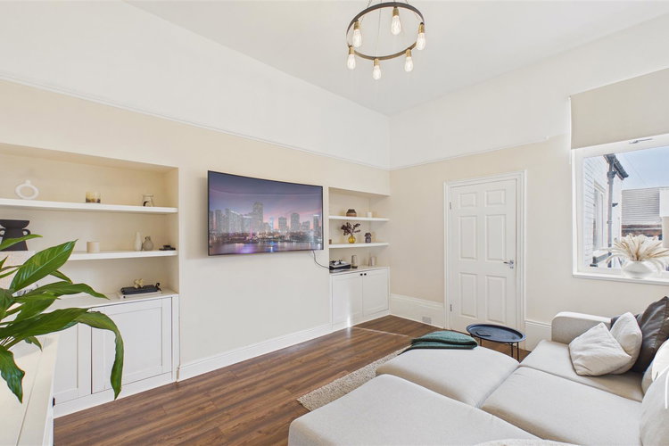 Lounge - Picture 2 of 22